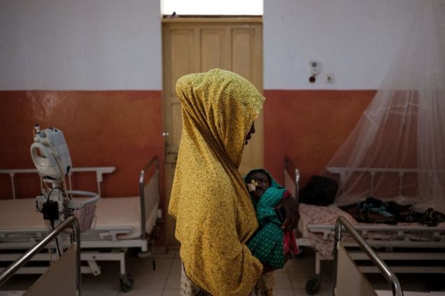 9 Kasım 2022'de bir anne, Somali'nin Baidoa kentindeki Bay Bölge Hastanesi'nin yoğun bakım ünitestinde beslenme yetersizliği olan çocuğunu kucaklıyor