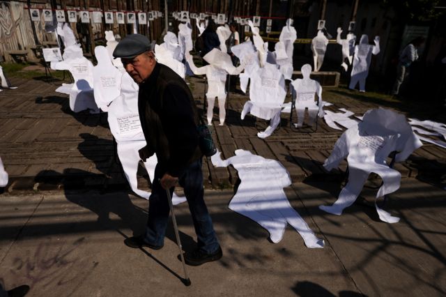 Con siluetas humanas recuerdan a los desaparecidos en un antiguo centro de tortura en Chile, ahora convertido en memorial.