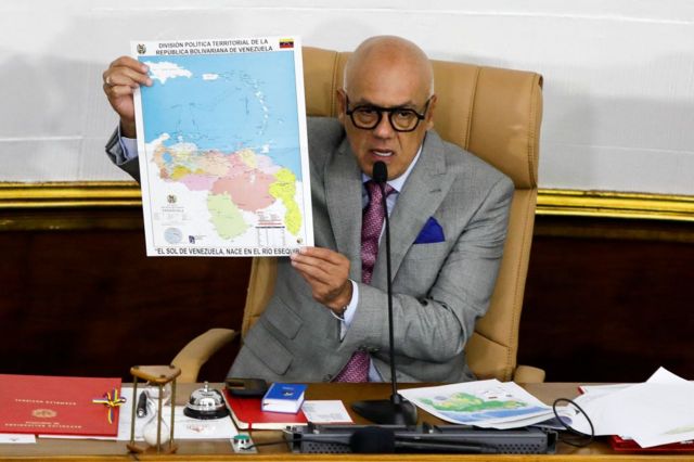 El presidente de la Asamblea Nacional de Venezuela, Jorge Rodríguez, muestra el nuevo mapa de Venezuela con la anexión de Guyana.