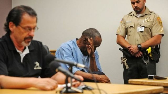 و جی سیمپسون در حال پاک کردن اشک‌هایش در جلسه دادگاه
