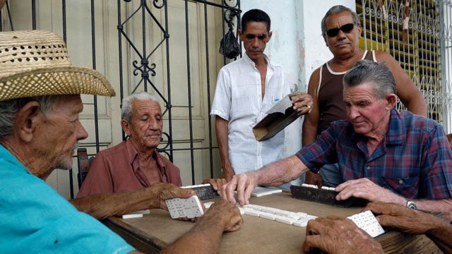 Idosos jogando dominó em Cuba
