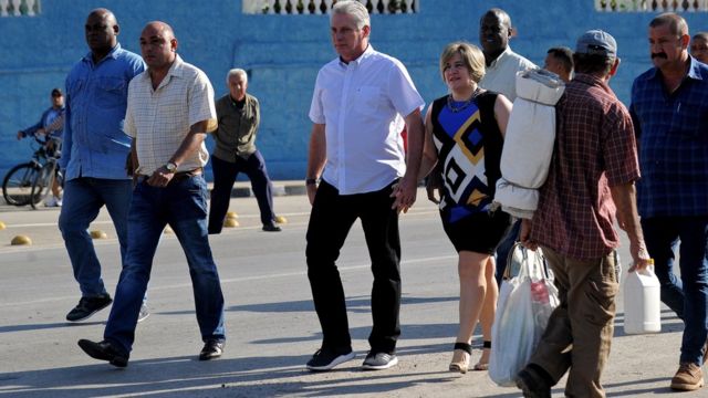 Phó chủ tịch thứ nhất Miguel Diaz-Canel và phu nhân bà Lis Cuesta trên đường tới điểm bỏ phiếu ở Santa Clara, Cuba trong cuộc bầu cử Quốc hội hôm 11/3/2018. Đây là một bước tiến quan trọng trong quá trình dẫn đến bầu cử chủ tịch mới ở Cuba.
