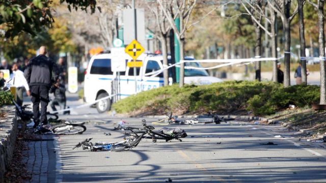 Bicicletas atingidas por motorista de veículo em Manhattan nesta terça