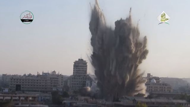 Пыль, дым и обломки взорванного здания в Дамаске (21 июль 2016 года)