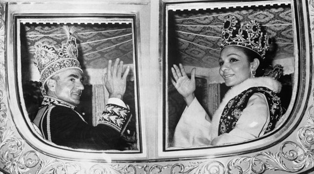 شهبانو فرح پهلوی و محمدرضا شاه پهلوی در حالی که هر دو تاج‌های خبرساز را بر سر دارند