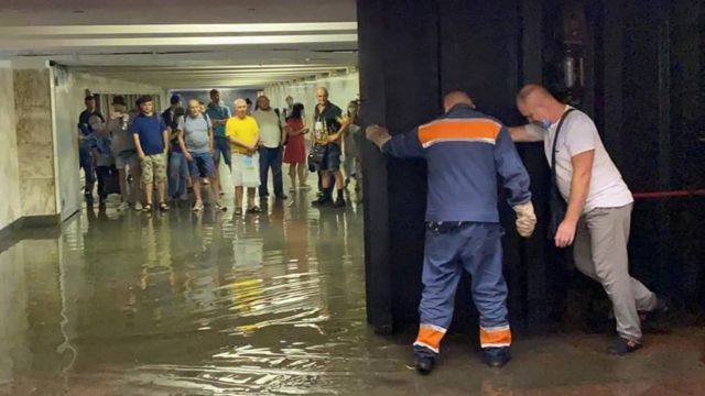Злива у Києві затопила вулиці та станції метро