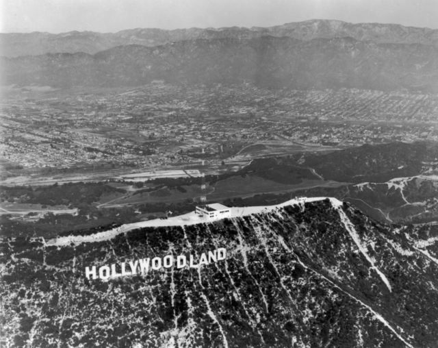 Imagem aérea da placa de Hollywoodland e das montanhas ao redor, por volta de 1935.