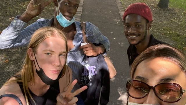 Selfie deIman com um colega ativista e duas pessoas que ela ajudou a resgatar
