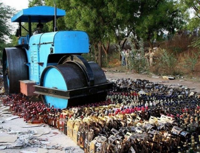 மகாத்மா காந்தியின் மாநிலம் குஜராத் கிஃப்ட் சிட்டியில் மதுவிலக்கு ரத்து