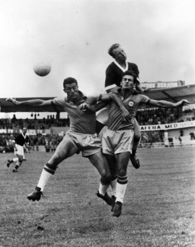 O zagueiro Bellini (à esquerda) disputa a bola de cabeça com o galês Ivor Allchurch e o também brasileiro De Sordi na Copa do Mundo de 1958