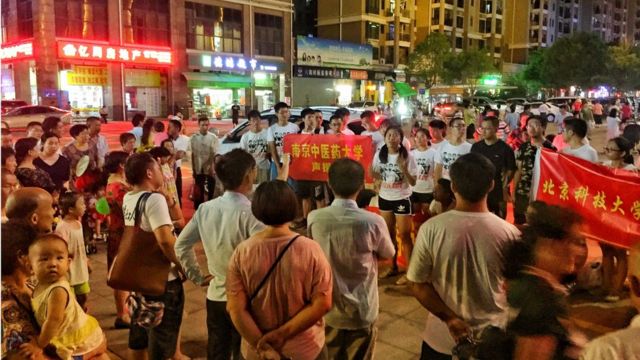 不少高校学生加入现场声援团，支持维护工人权益