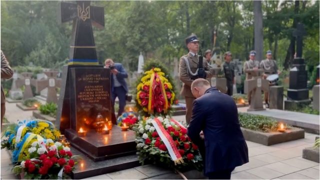 Le président de la Pologne devant le monument aux soldats de la République populaire ukrainienne.