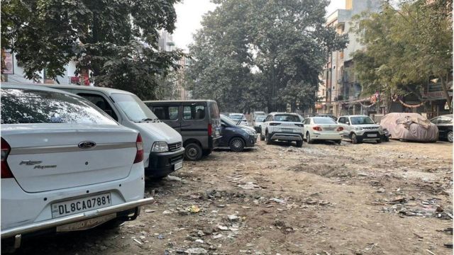 இந்த வாகன நிறுத்துமிடத்தில் பலேனோ காரை போலீசார் கண்டுபிடித்தனர். எஃப்எஸ்எல் குழுவினர் சிறிது நேரத்தில் இங்கு வந்து காரில் இருந்து தடயவியல் ஆதாரங்களை சேகரித்தனர்.