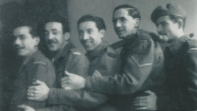 Jorge Sanjinez sonriendo, con cuatro compañeros de la Brigada Pirón.