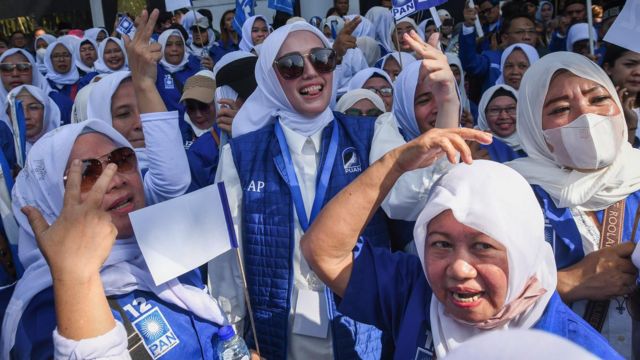 Selebritas yang juga bakal calon legislatif Partai Amanat Nasional (PAN) Adelia Wilhelmina (tengah) menyerahkan berkas bakal calon anggota DPR di Gedung KPU, Jakarta, Jumat (12/5/2023).