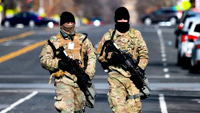 Des membres de la Garde nationale américaine patrouillent dans une rue de Washington DC - 17 janvier 2021