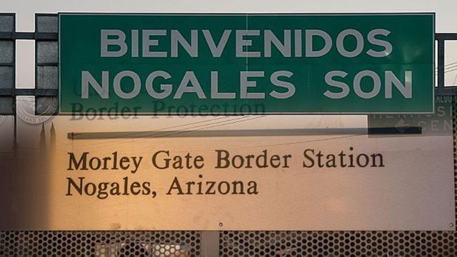 Dos anuncios: Nogales, Sonora; Nogales, Arizona
