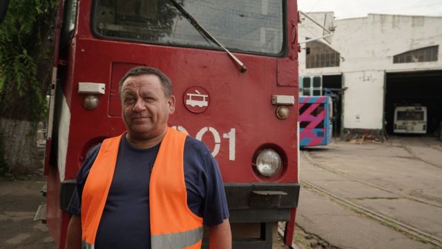 Водій трамвая у Миколаєві розвозить воду