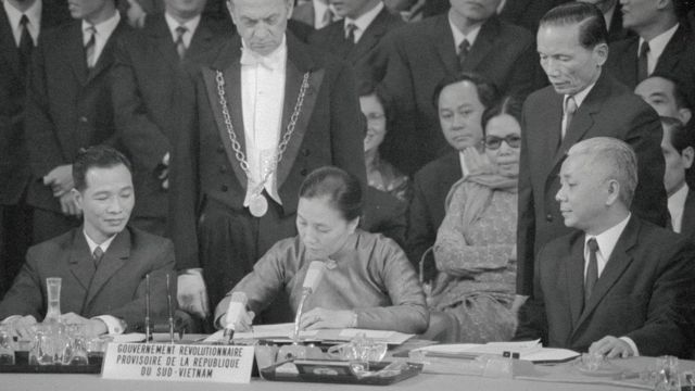 Bà Nguyễn Thị Bình ký văn bản Hiệp định Paris 1973 trong cương vị Bộ trưởng Ngoại giao CP CMLT Nam Việt Nam
