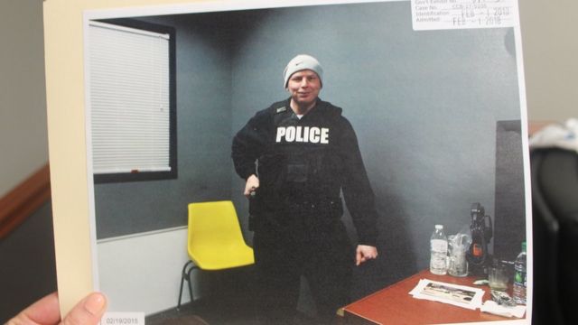 Donald Stepp usando uniforme policial