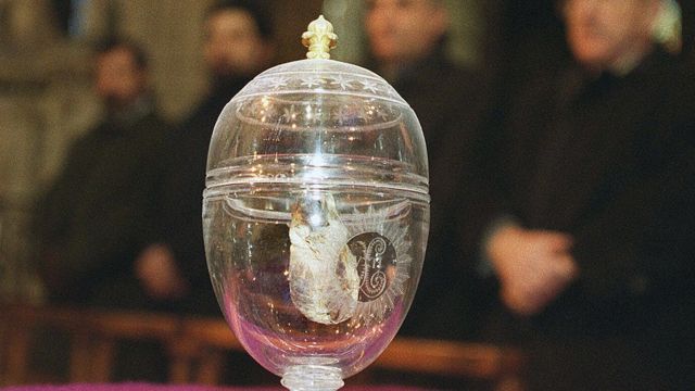 Le coeur de Louis 17 conservé dans son urne en verre