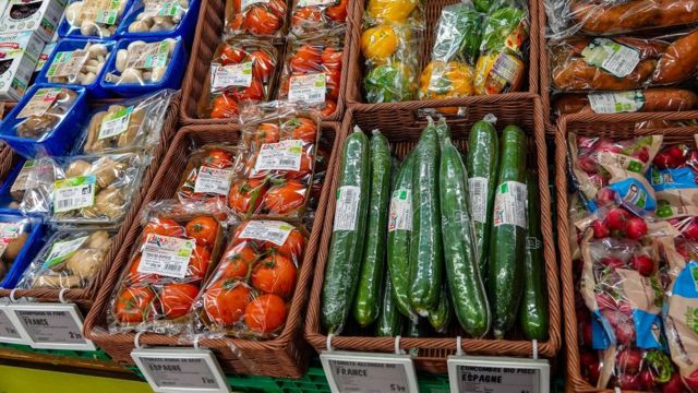 Legumes em embalagem plástica expostos no supermercado