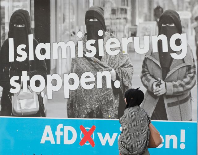 İslam ve göçmen karşıtı AfD'nin seçim afişi