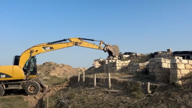 Azərbaycan ordusu işğaldan azad etdikdən sonra separatçıların mişar daşlarından tikilmiş döyüş postlarını dağıdır 