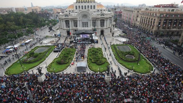 Miles de personas esperaban para despedirse de Juan Gabriel.