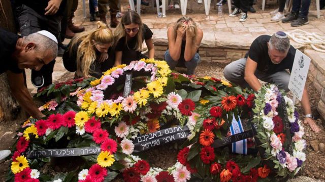  Familiares y amigos del soldado caído de las FDI Afik Rozental, que murió en una batalla con militantes de Hamas, asisten a su funeral el 9 de octubre de 2023