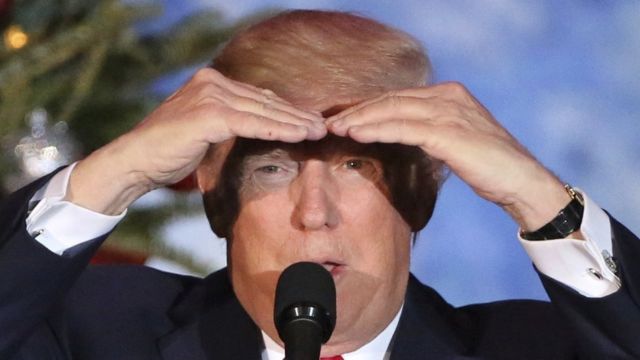 Donald Trump con las manos en su cabeza.