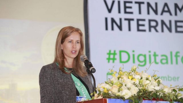 Bà Victoria Rhodin Sandström, Bí thư Thứ nhất, Trưởng phòng Vụ Chính trị của Đại sứ quán Thụy Điển phát biểu tại VIF