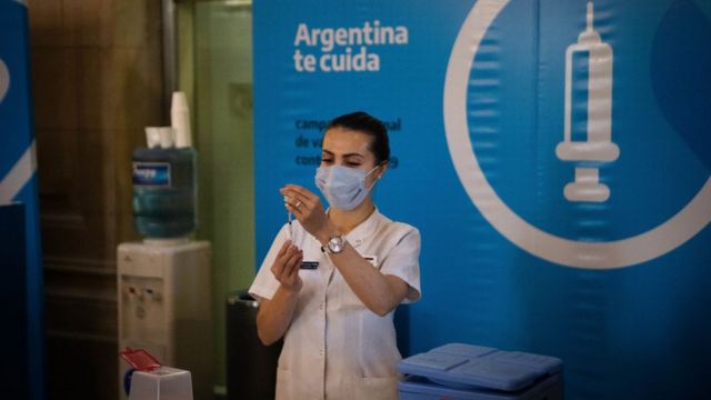 Una mujer prepara una vacuna en Argentina.