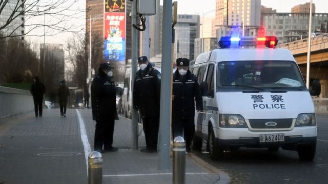 Polícia vigia uma rua em Pequim em 29 de novembro de 2022