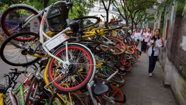 南京碑亭巷內,各種顏色的共享單車堆放在一起,色彩交織的"疊羅漢"。