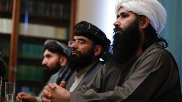Taliban heyeti, Sözcü Suheyl Shaheen ortada, Moskova'daki Afganistan barış görüşmelerinin ardından basın açıklaması yapıyor (19 Mart 2021)