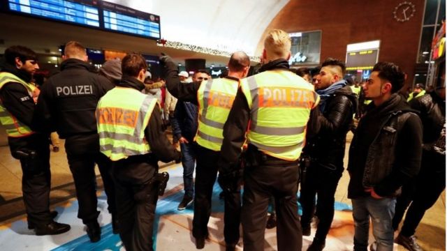 رجال شرطة يتحققون من وثائق عدد من الأشخاص في محطة القطارات الرئيسية في كولونيا
