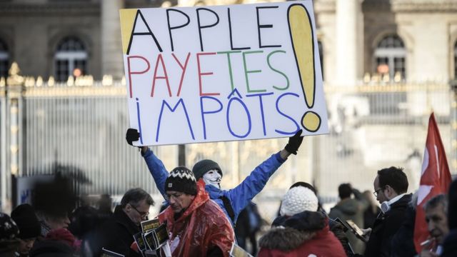 "Apple, заплати налоги!" Протест во Франции в 2018 году