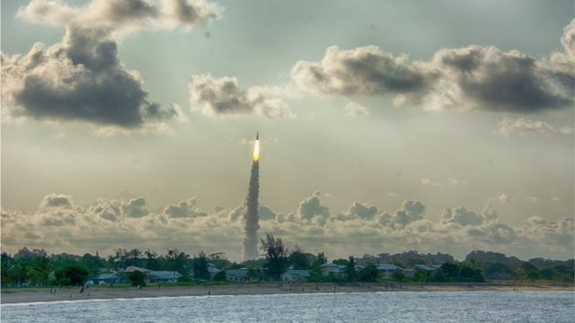 Foguete sendo lançado do Centro Espacial de Kourou, na Guiana Francesa