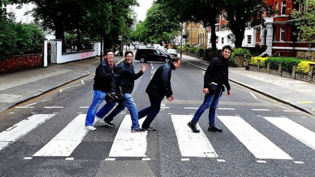 アビイ・ロード」の写真から50年 今も横断歩道で大勢が撮影 - BBCニュース