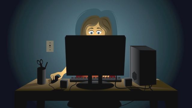 mujer usando computadora