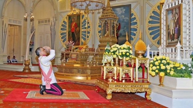 During the ceremony the crown prince paid tribute to his late father