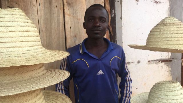 Meschak Kabura yigishije n'impunzi babana gukore izo nkofero mu vyatsi