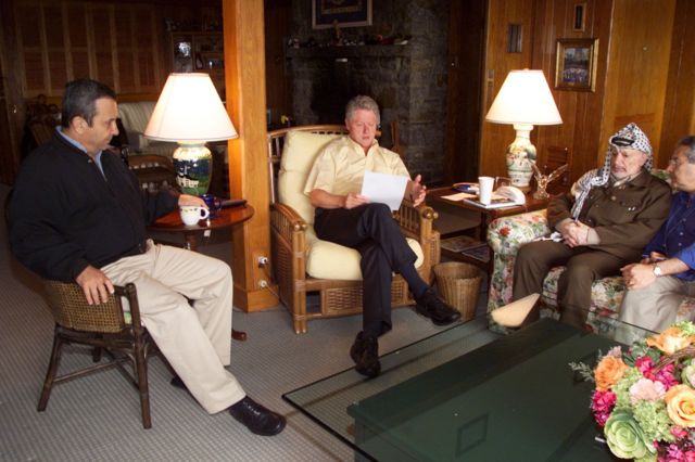 El primer ministro israelí Ehud Barak, el presidente estadounidense Bill Clinton y el líder de la Autoridad Palestina Yasir Arafat, en Camp David. 