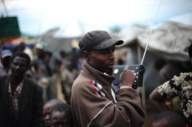 Un homme écoutant la radio