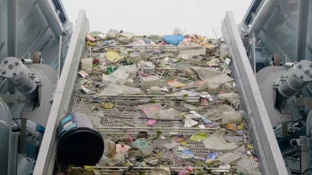 Lixo filtrado do rio Klang em Selangor, na Malásia, se move ao longo da esteira transportadora de um interceptador