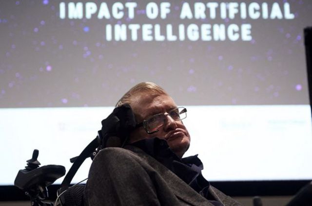 O distinto físico britânico Stephen Hawking 