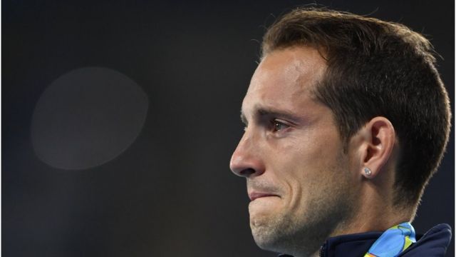 Renaud Lavillenie llora al recibir la medalla de plata