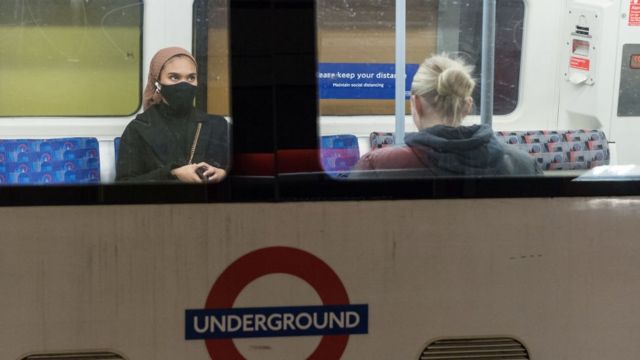 İngiltere'de metroda maske takanlar