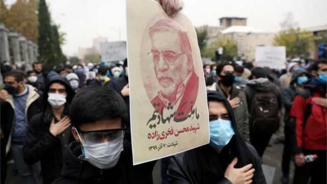 متظاهرون إيرانيون في احتجاج على مقتل العالم النووي محسن فخري زاده، نوفمبر/تشرين الثاني 2020